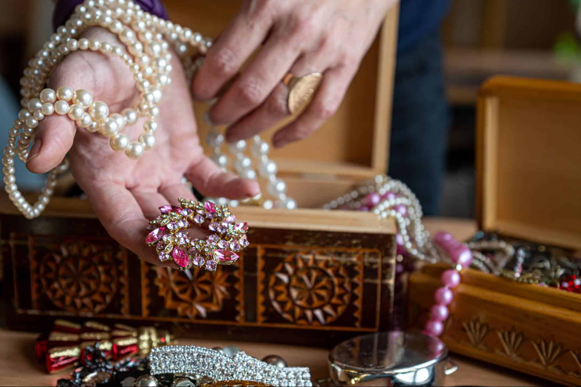 como organizar tus joyas de oro